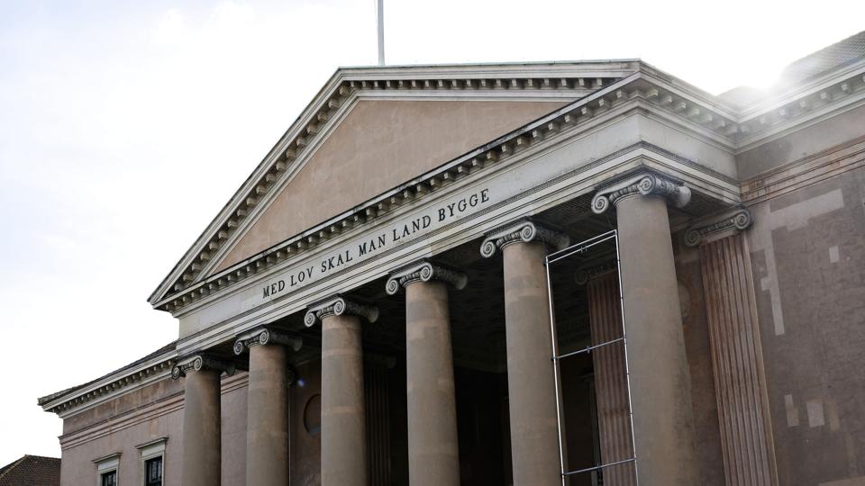 En 34-årig udenlandsk mand er tiltalt for uberettiget at have søgt om coronastøtte for over 800.000 kroner samt for at have deltaget i hvidvask af 12 millioner kroner. (Arkivfoto). <i>Philip Davali/Ritzau Scanpix</i>