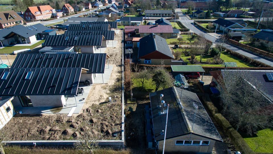 Luftfoto fra marts i år, inden Præstbroparken til venstre var helt færdig. Man ser "grædemuren" og terrænspringet ned til de ældre villaer på Ansgarvej til højre. <i>Arkivfoto: Bo Lehm</i>