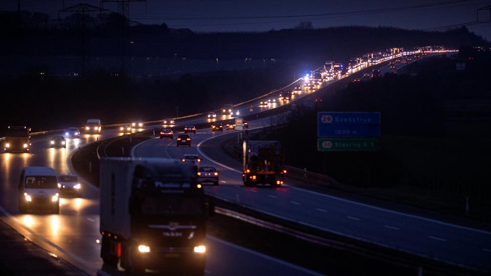 Bilisterne tager toppen af farten på motorvejene for at spare. <i>Arkivfoto: Lars Pauli</i>