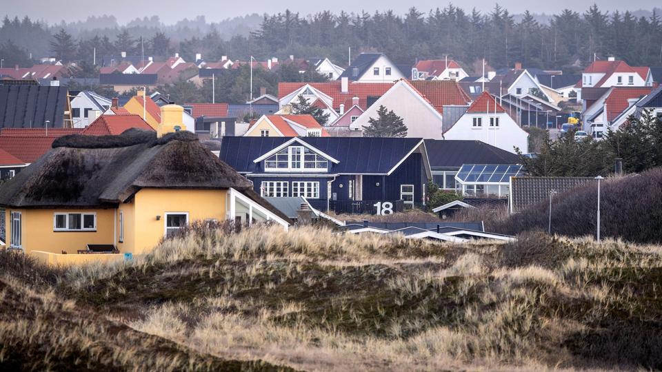 Klitmøller har været præget af vækst og tilflytning i de senere år, og en af de ting, de kommende års planlægning skal sikre, er at det fortsat er muligt at dække behovet for helårsboliger i Klitmøller, som ved udgangen af 2021 havde 1.150 indbyggere og forventer at nå et indbyggertal på 1500i 2030 <i>Foto: Torben Hansen</i>