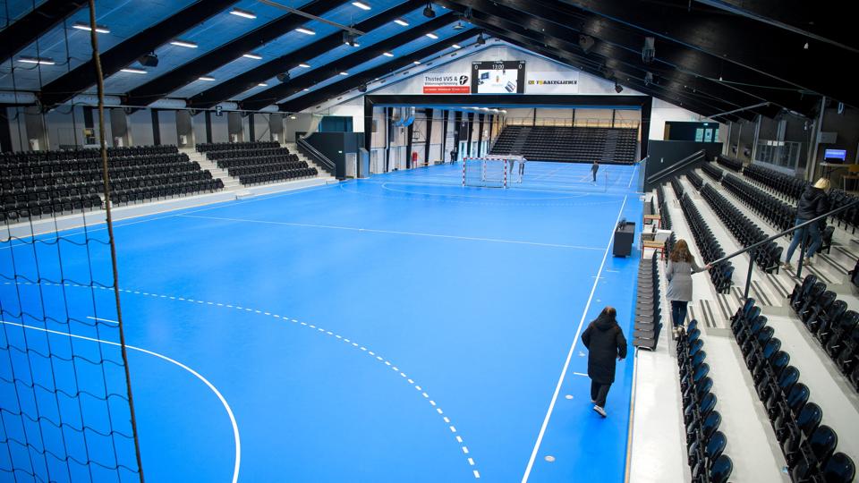 Som del af første fase i ombygningen er den gamle centerhal blevet renoveret og forlænget, og der er lavet et nyt motorik- og springcenter. Projektets anden fase er et nyt Center for Sundhed, og det var her, at problemerne med det eksisterende tag over foyeren blev konstateret. <i>Foto: Bo Lehm</i>