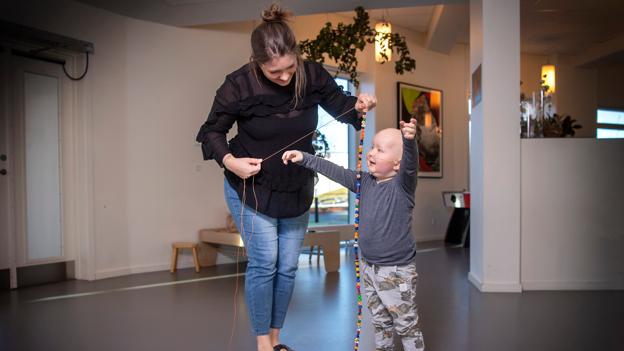 Gry Bruun Nielsen og Johan og hele familien har brugt meget tid på Skejby siden 1. december. Men nu kan Johan få tabletbehandling og være hjemme, og Gry Bruun Nielsen er klar til at starte på byrådsarbejdet. <i>Arkivfoto: Torben Hansen</i>
