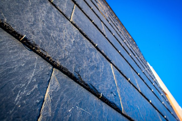 Komproments facader er for eksempel af natursten eller keramisk materiale. 