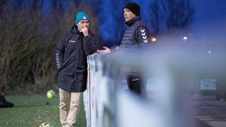 Jammerbugt-ejer Klaus-Dieter Müller (tv.) ses her i samtale med cheftræner Nabil Trabelsi. Førstnævnte tysker er kommet i strid modvind hos Spillerforeningen. <i>Arkivfoto: Lars Pauli</i>