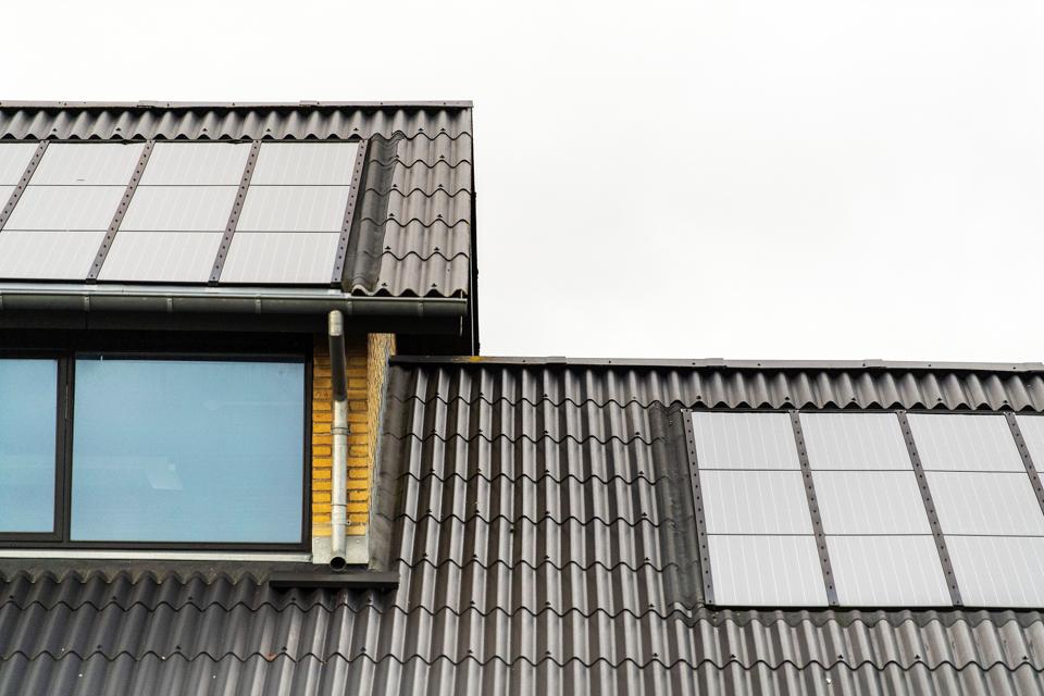 Der er flere solcelleanlæg på vej i Aalborg Kommune. Hver gang kommunen bygger nyt skal der solcelleanlæg op på taget. <i>Arkivfoto: Henrik Bo</i>