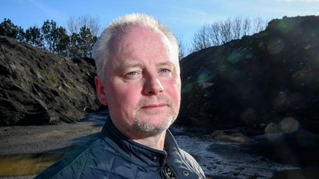 Nabo Rasmus Gai kæmper videre for at få et eksternt firma til at vurdere nabogenere - bl.a. sort asfaltstøv, som naboerne under visse vejrforhold kan tørre af havemøbler og biler. <i>Foto: Henrik Louis</i>