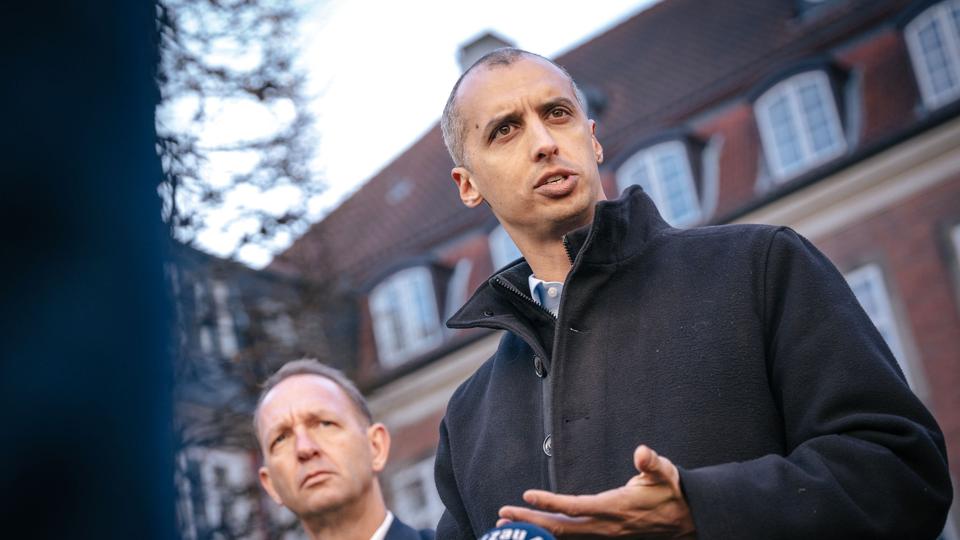 På et kort pressemøde fredag eftermiddag fortalte udlændinge- og integrationsminister Mattias Tesfaye (S), at han sammen med et politisk flertal er enig om en særlov, der giver ukrainere hurtig adgang til arbejdsmarkedet. <i>Emil Helms/Ritzau Scanpix</i>