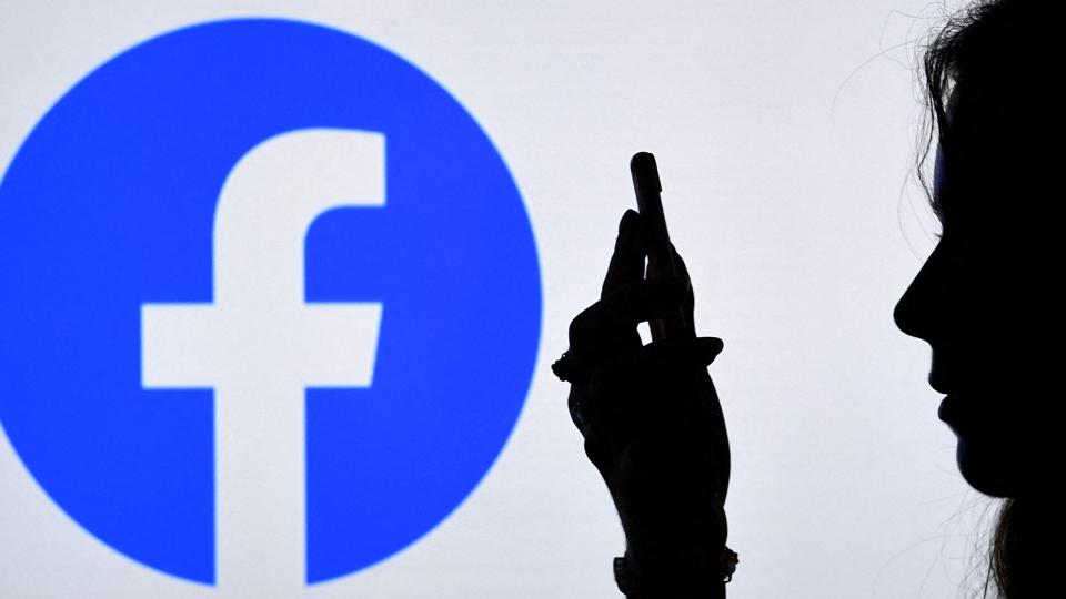 Rusland har blokeret adgangen til Facebook, fordi det sociale medie angiveligt har udelukket flere russiske medie. <i>Olivier Douliery/Ritzau Scanpix</i>
