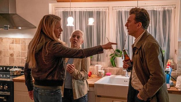 Naturligvis var problemet hjemme hos Birgit (Birgitte Prins, midterst) ikke, som Rita og Gerd havde deduceret sig frem til. Foto: Per Arnesen/TV 2 <i>Per Arnesen/TV 2</i>