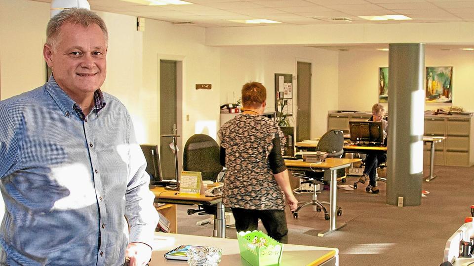 Direktør Henrik Agesen og de øvrige medarbejdere i Klim Sparekasse arbejder nu hjemmefra, foreløbig frem mod mandag 5. oktober, hvor man regner med at kunne genåbne sparekassen fysisk. Arkivfoto