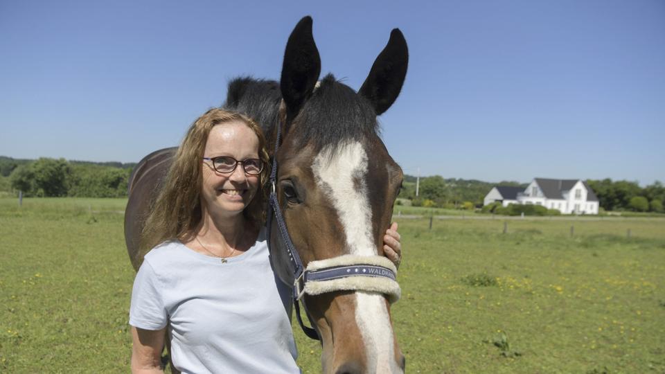 Det er den sjette sans, empati, der gør Lena til en god hestehvisker. Foto: Henrik Louis.