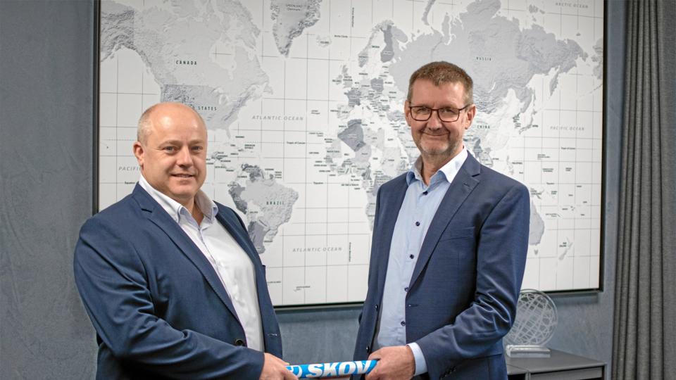 Jørgen Yde Jensen (til højre) giver Skov-stafetten videre til Leo Østergard. Privat foto