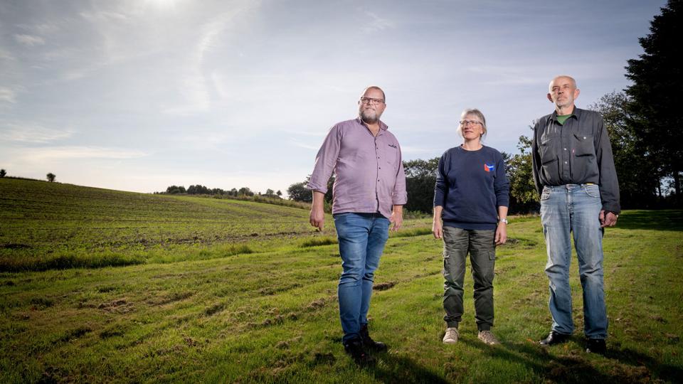 Naboerne til det foreslåede solcelleanlæg frygter, at det tekniske anlæg vil ødelægge naturoplevelsen ved deres ejendomme. Fra venstre: Kim Grandelag, Tine Ravn Sørensen og Karsten Blok Lemvig. Foto: Torben Hansen