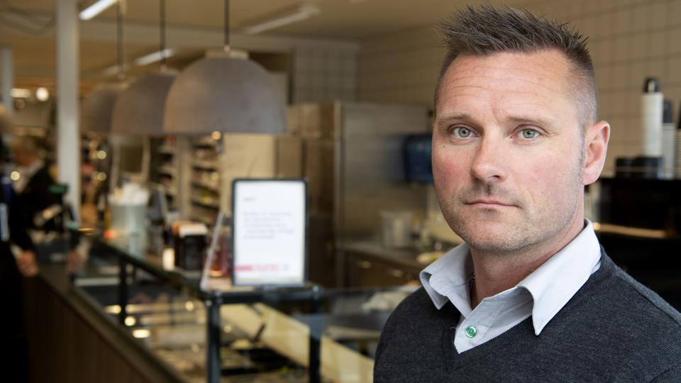 Mikael Konradsen: - Jeg kunne vælge mellem at satse eller at se butikken gå i forfald. Jeg valgte det første, siger Mikael Konradsen.. Foto: Peter Mørk <i>Foto: Peter Mørk</i>