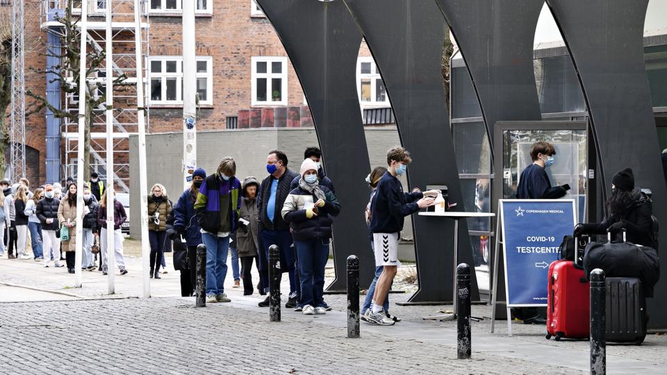 Søndag lukker de sidste lyntestcentre. Dermed er der arbejdskraft at hente i de tidligere podere. I hotel og restaurations-branchen vil man forsøge at få fat i den eftertragtede arbejdskraft blandt andet ved at deltage i karrierefora og jobmesser. <i>Philip Davali/Ritzau Scanpix</i>
