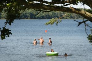 Ukendte mænd filmede badende ved sø