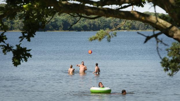 Ukendte mænd filmede badende ved sø