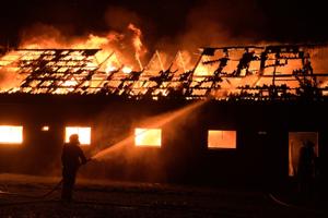 Lade fyldt med tørt træ udbrændt på Mors - nu har brandfolk sikret stuehuset