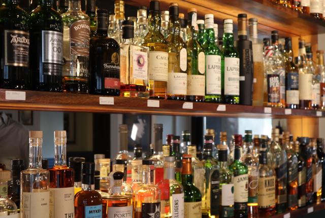 Whiskybaren har flasker er fra alle områder af Skotland og en række andre lande – heriblandt Danmark, USA, Indien og Japan. 