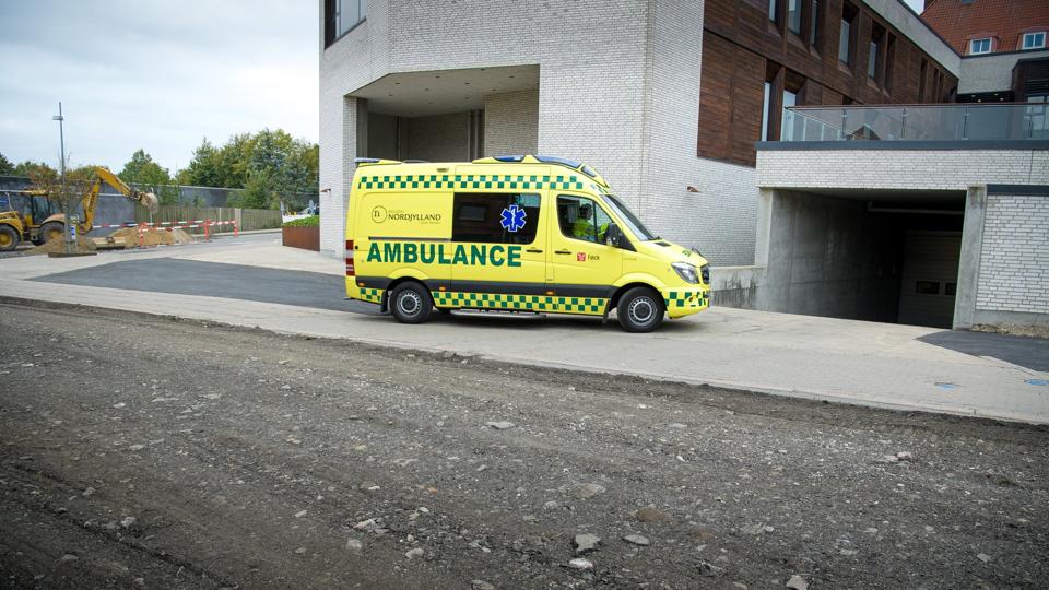 Selvom der er spærret for gennemkørsel og graves på Kastet, hvor indgangen til hospitalets ambulancekælder er, kan ambulancerne køre i kælderen ved at svinge rundt om hjørnet fra Højtoftevej. Foto: Bo Lehm