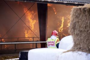Kæmpe brand: Flammerne stod ud gennem taget