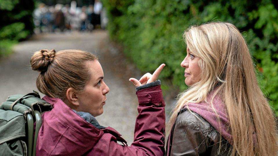 Efter den kuldsejlede Sverigestur får Hjørdis (Lise Baastrup, tv.) omsider effektiv sagt fra over for Ritas (Mille Dinesen) manglende hensyn. Foto: Martin Dam Kristensen/TV 2 <i>Martin Dam Kristensen/TV 2</i>