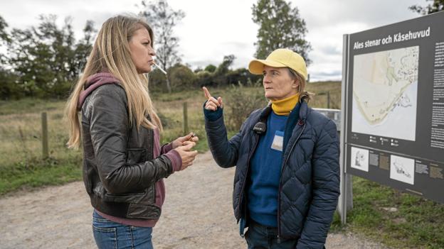 Den svenske opsynsperson (Anna Tulestedt, th.) er personifikationen af alle tilgængelige fordomme om regel-Sverige og svensk politisk korrekthed. Foto: Per Arnesen/TV 2 <i>Per Arnesen/TV 2</i>