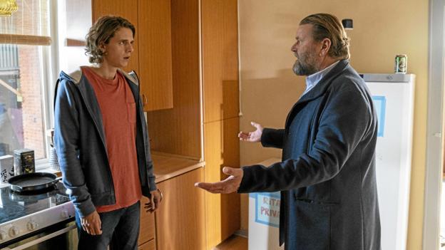 Han prøver, Niels (Peter Gantzler), Jeppes far. Men han er bare ikke ret godt til det der med følelser. Foto: Henrik Ohsten/TV 2 <i>Henrik Ohsten/TV 2</i>