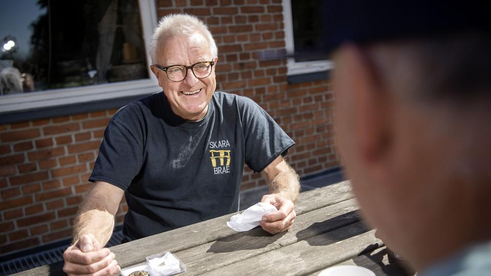 Et af de bedste fund i Danmark i år, er Bjarne Nielsen ikke i tvivl om, efter at det over 100 år gamle smykke, der ses ved hans højre hånd, er restaureret og kommet til sin ret. Foto: Lars Pauli <i>Foto: Lars Pauli</i>