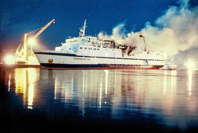 Scandinavian Star brænder i Lysekil 9. april 1990. 159 personer døde i branden, da skibet lå ude på havet. Foto: Dan Hansson / SvD / TT Kod: 11014