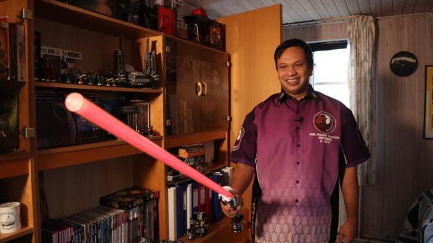 Hjemmet er fyldt med Star Wars-merchandise, og Poul og konen har flere lyssværd magen til dem fra filmene. Foto: Thomas Lee Christensen
