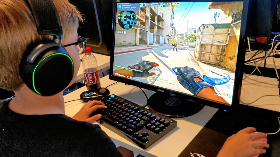 Jeppe Kortegaard promenerer sin blålysende commandodolk et øjeblik. Udover at se lækker ud er den 270 euro værd, måske mere, for andre Counterstrike-entusiaster. Foto: Knud Bay Labohn