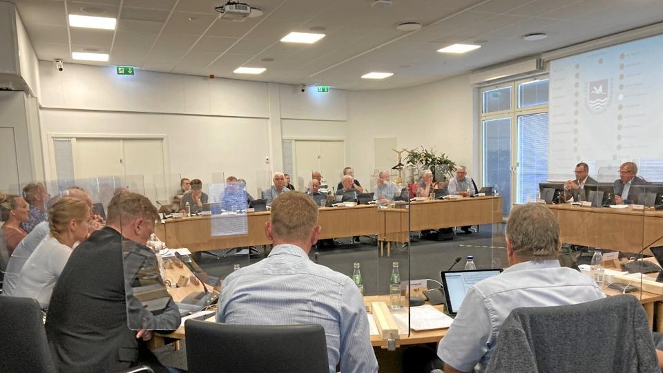 Byrådet var ved torsdagens møde rykket tilbage i byrådssalen på rådhuset, efter at flere byrådsmøder har været afholdt i messecentret på grund af corona. Nu er der i byrådssalen sat afskærmning op mellem pladserne. Det er Center For Kompetence & Afklaring (CKA), der står bag arbejdet med afskærmningen. Foto: Lasse Damsgaard