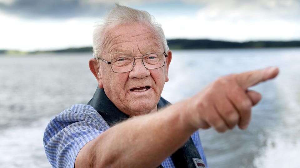 Gert Nielsen har fisket i Halkær Bredning i årevis og han undrer sig over, at rørskovene langs bredderne visner og dør. Foto: Torben Hansen