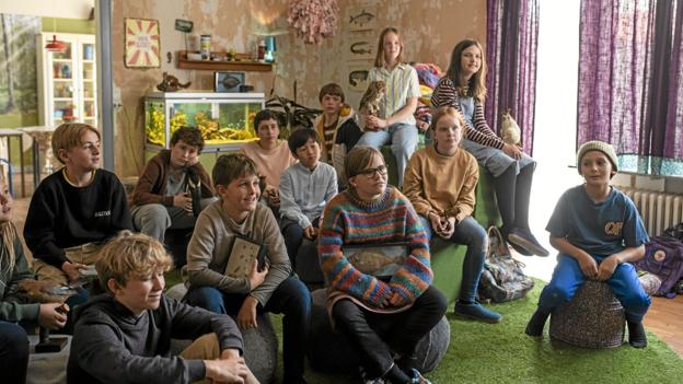 Selvom gruppen af samtlige elever på lilleskolen ikke er stor, kan det godt være svært at stille sig op og tale foran dem. Foto: Henrik Ohsten/TV 2 <i>Henrik Ohsten/TV 2</i>