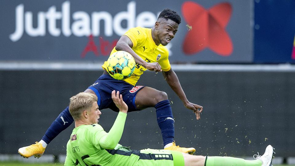 Don Deedson blev dagens mand i skysovs for Hobro, da han egenhændigt sørgede for en vital scoring til 1-1 mod HB Køge. <i>Arkivfoto: Lars Pauli</i>