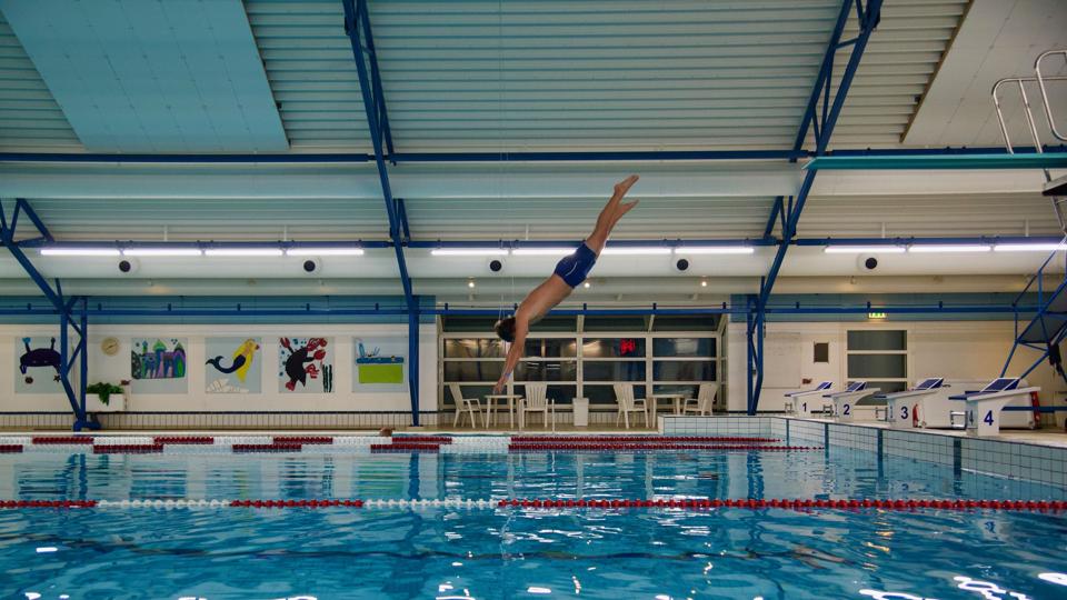 Spørgsmålene er flere end svarene lige nu. De skal afklares, før Nørresundby Idrætscenter igen åbner bassinerne for vandglade gæster. Privatfoto