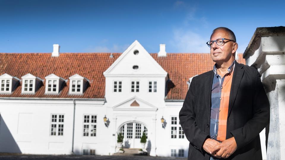 Lasse Højgaard foran indgange til den tidligere højskole i St. Restrup Herregård.