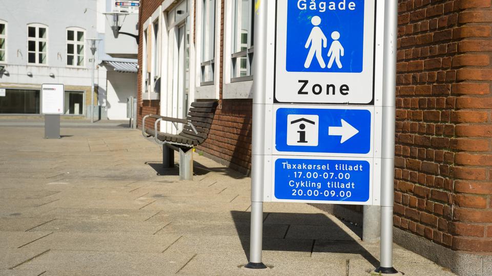 De hvid/blå tavler med henvisning til gågade, turistinformation med mere vil blive udbygget, men private erhverv må fortsat ikke skilte i Nykøbings bymidte. Arkivfoto: Bo Lehm