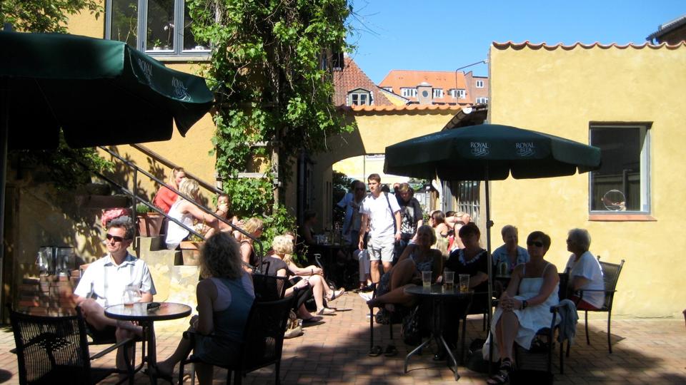 Hver torsdag, fredag og lørdag fra 11. juni til 8. august kan du opleve indslag gårdhaven Marienhaab i Kirkegårdsgade 3 i Aalborg. Privatfoto