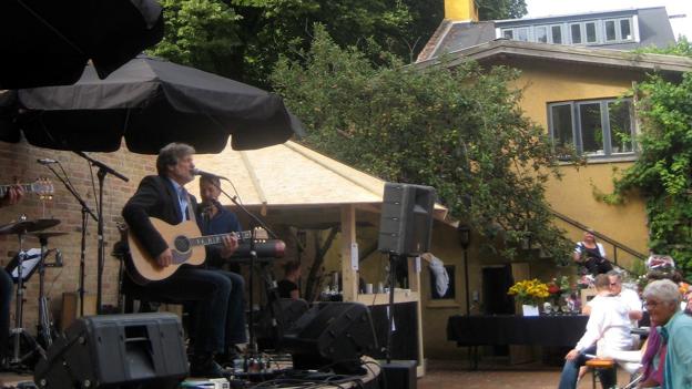 Ivan Pedersen på scenen til et tidligere arrangement i haven. Privatfoto