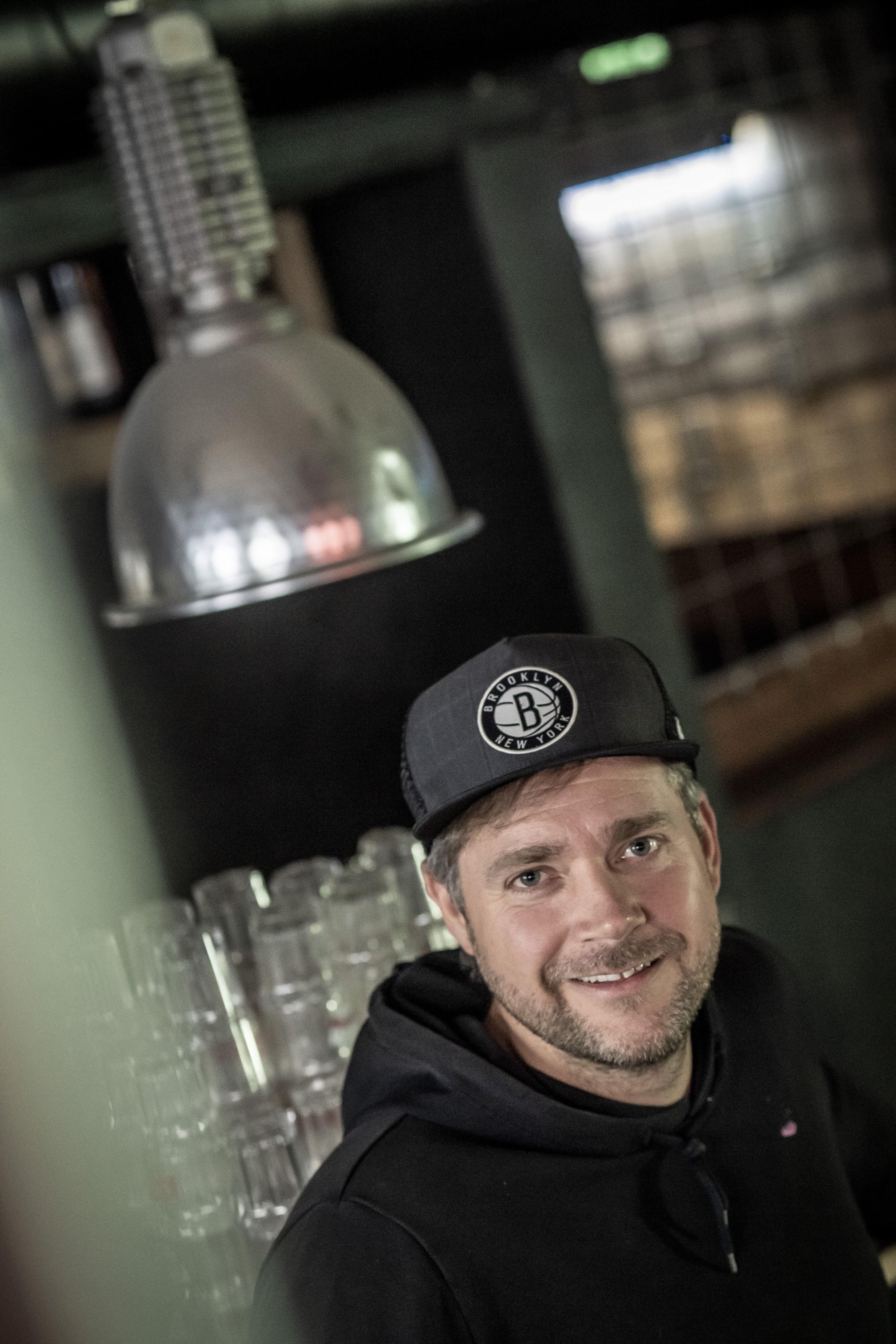 Mikkel ejer to diskoteker - og han er truet fra flere kanter: - Jeg sover stadig godt om natten