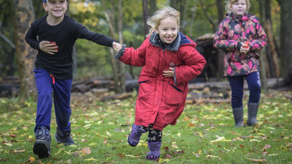 Idræt og bevægelse fylder meget på privatskolen i Onsild. Her leger elever fangeleg, hvor det gælder om for børnene at fange den, som har samme nummer som dem selv.