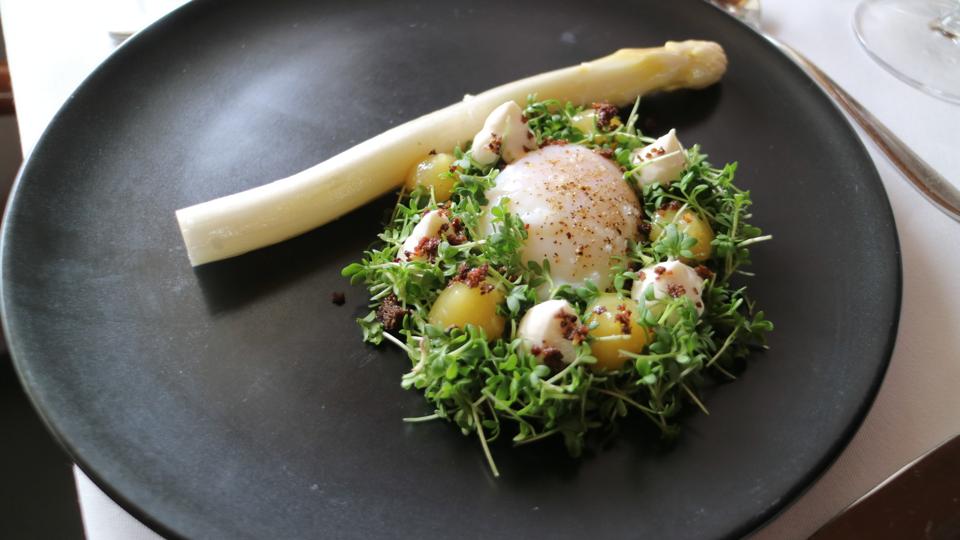 Hvid asparges ledsaget af citroncreme, rygeostcreme og pocheret æg. Foto: Tom Andersson