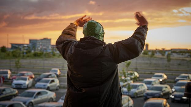 Phlake er en af de mange kunstnere, der har valgt at afprøve konceptet med en drive-in koncert, og 5. juni spillede de i Aalborg Lufthavn. <i>Foto: Henrik Bo</i>