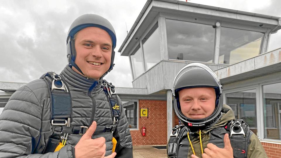 23-årige Anders Skovsgaard og 29-årige Mikkel Norman Jensen får travlt i Sindal Lufthavn på lørdag. Foto: Jakob Gammelgaard
