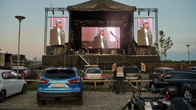 Phlake er en af de mange kunstnere, der har valgt at afprøve konceptet med en drive-in koncert, og 5. juni spillede de i Aalborg Lufthavn <i>Foto: Henrik Bo</i>