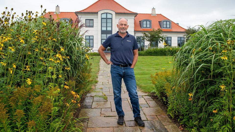 Erhvervsmand og vinavler Jan Lunde har selv slået mange af stregerne til vingården Nygårdsminde på 450 kvm. Men det er det første hus med ham som ejer, hvor han ikke også selv har haft en hammer i hånden under byggeriet til 14 mio. kroner. Foto: Bente Poder