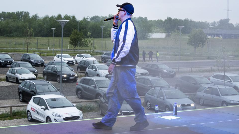Håndtegn og tilråb blev byttet ud med vinduesviskere og bilhorn, da Malk de Koijn spillede parkeringspladsen på Aalborg Lufthavn op. Foto: Henrik Louis