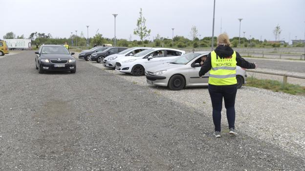 Omkring 70 biler deltog til drive-in koncert med Malk de Koijn i Aalborg Lufthavn
torsdag aften. Foto: Henrik Louis